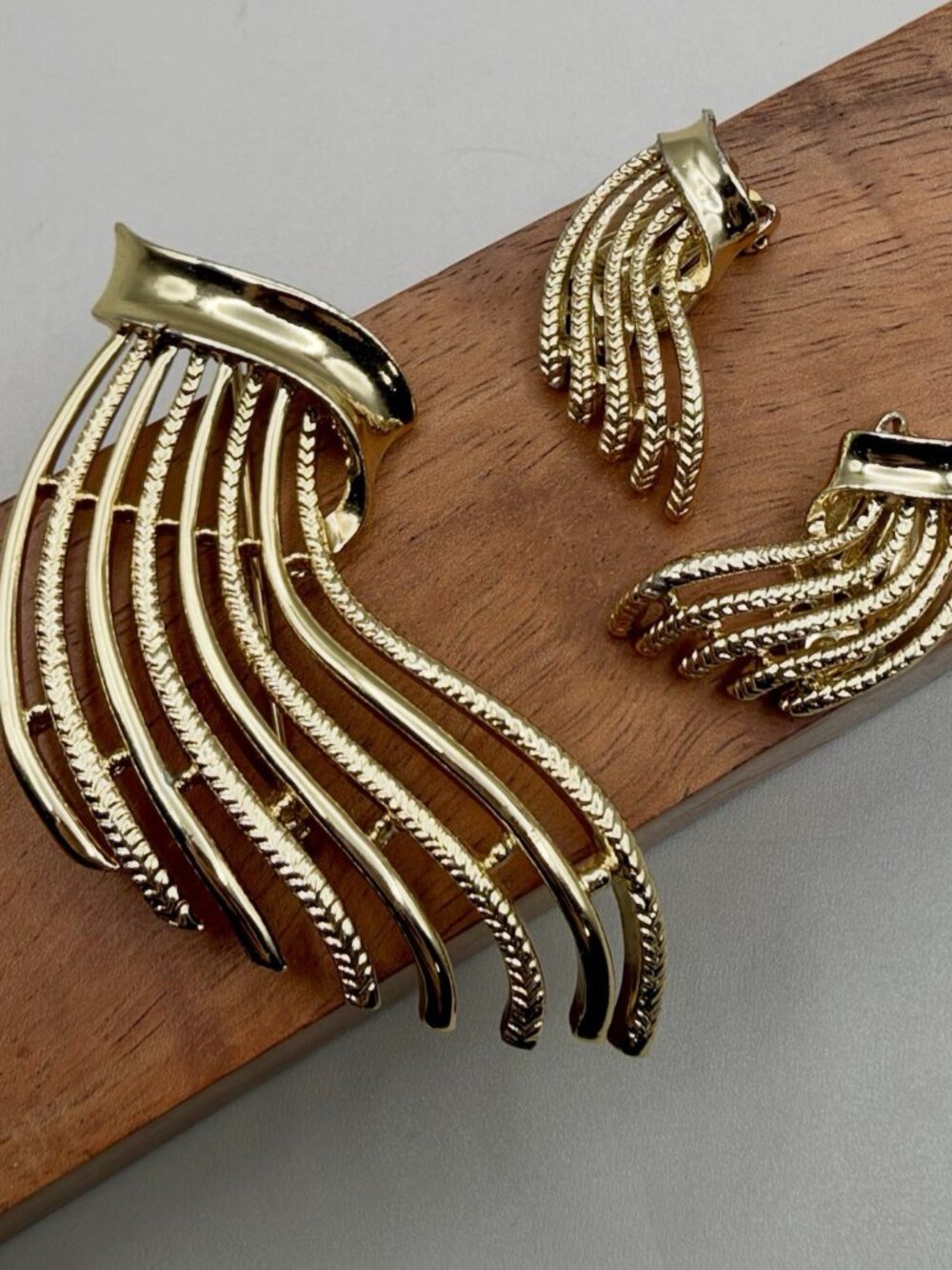 VTG 50s Kramer Gold Tone Brooch Clip On Earrings Mid Century Hollywood Regency